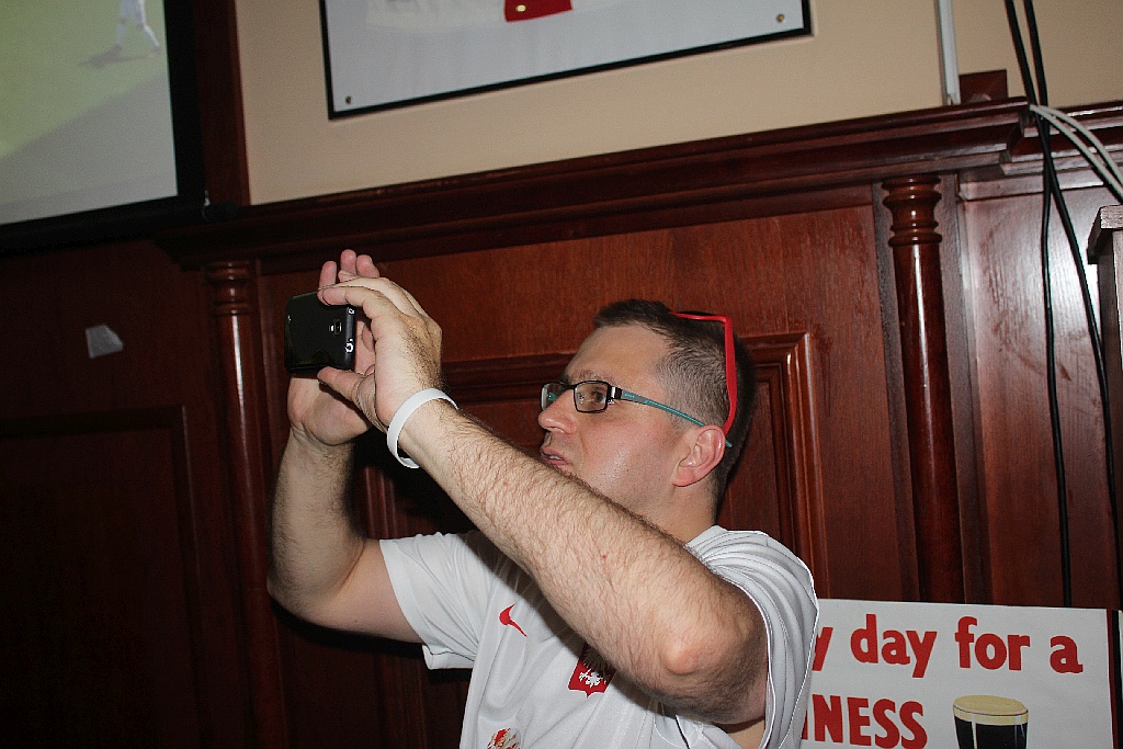 Zobaczcie jak legniczanie kibicowali Polsce w Irish Pub