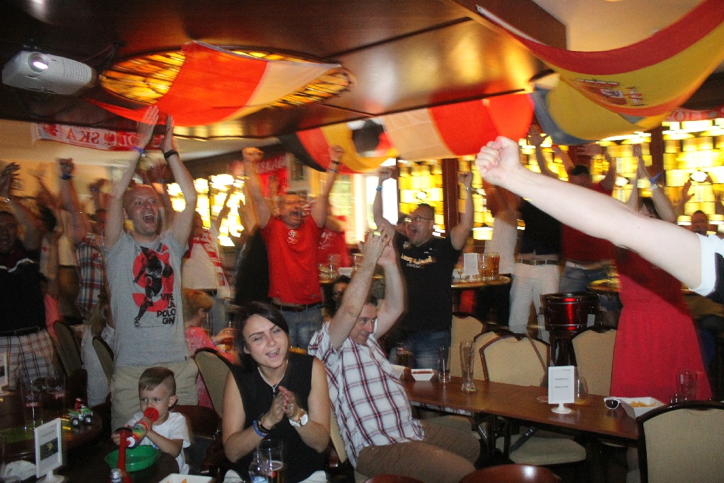 Zobaczcie jak legniczanie kibicowali Polsce w Irish Pub