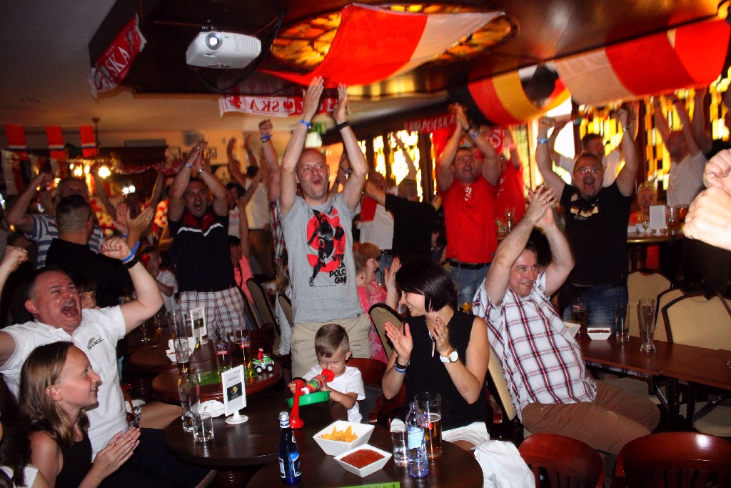 Zobaczcie jak legniczanie kibicowali Polsce w Irish Pub