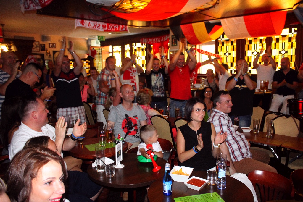 Zobaczcie jak legniczanie kibicowali Polsce w Irish Pub