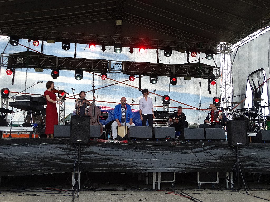 Wrocławska grupa folkowa Chudoba gra i śpiewa na lotnisku