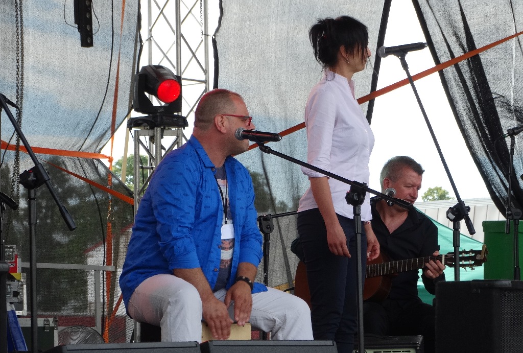 Wrocławska grupa folkowa Chudoba gra i śpiewa na lotnisku