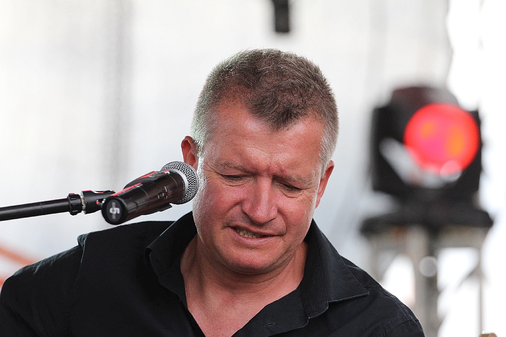 Wrocławska grupa folkowa Chudoba gra i śpiewa na lotnisku