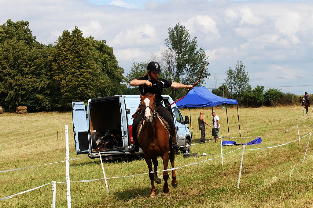 Zawodnicy trenują przed sobotnimi zawodami w łucznictwie
