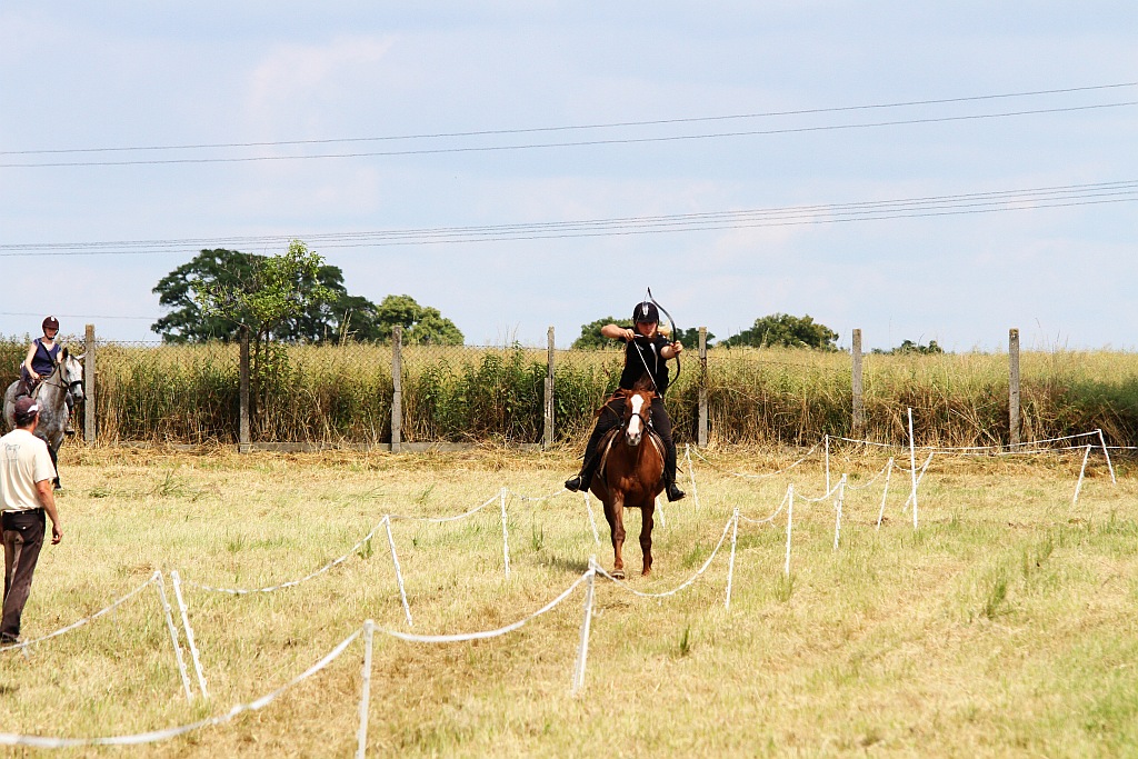 Zawodnicy trenują przed sobotnimi zawodami w łucznictwie