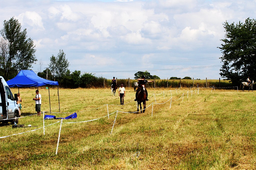 Zawodnicy trenują przed sobotnimi zawodami w łucznictwie