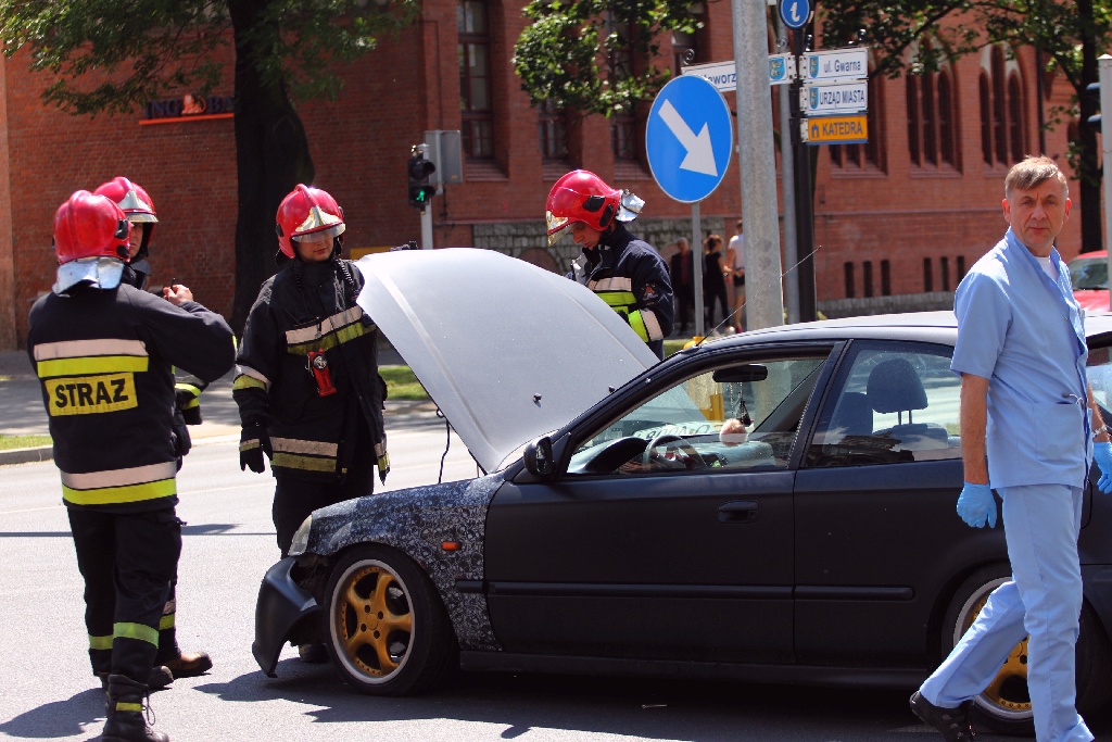 Wypadek na ulicy Skarbka. Jedna osoba odwieziona do szpitala