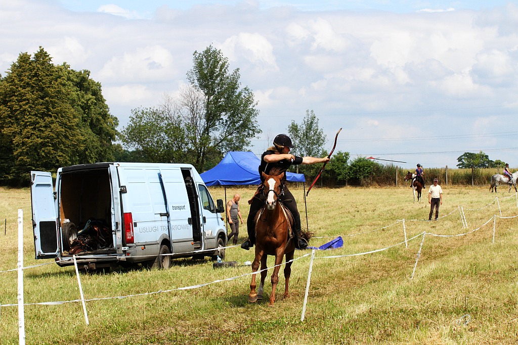 Zawodnicy trenują przed sobotnimi zawodami w łucznictwie
