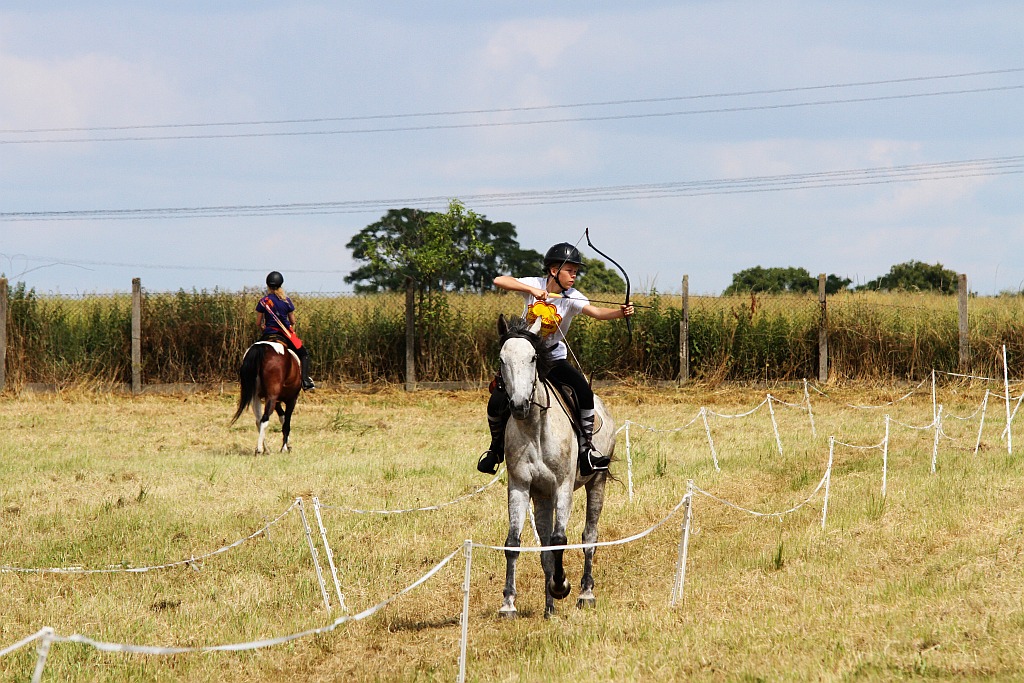 Zawodnicy trenują przed sobotnimi zawodami w łucznictwie