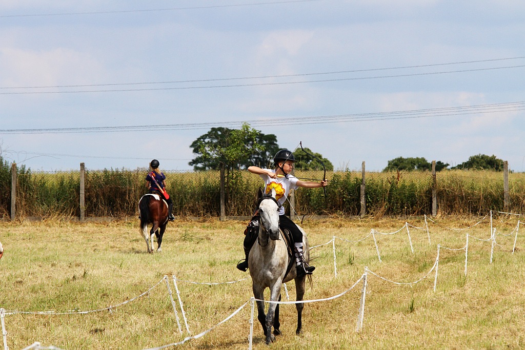 Zawodnicy trenują przed sobotnimi zawodami w łucznictwie