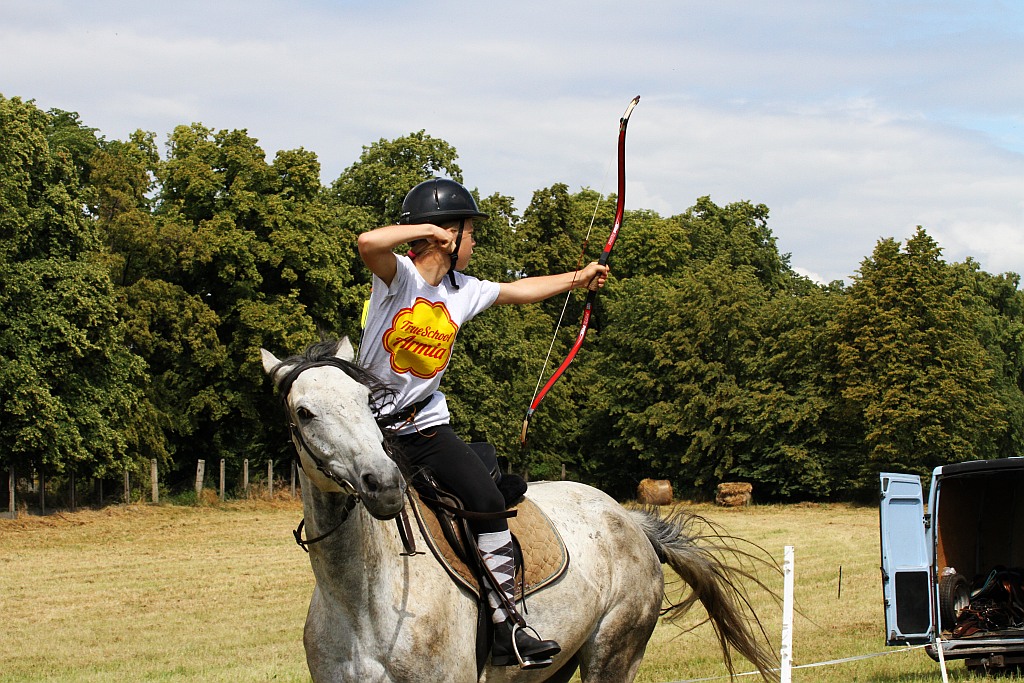 Zawodnicy trenują przed sobotnimi zawodami w łucznictwie