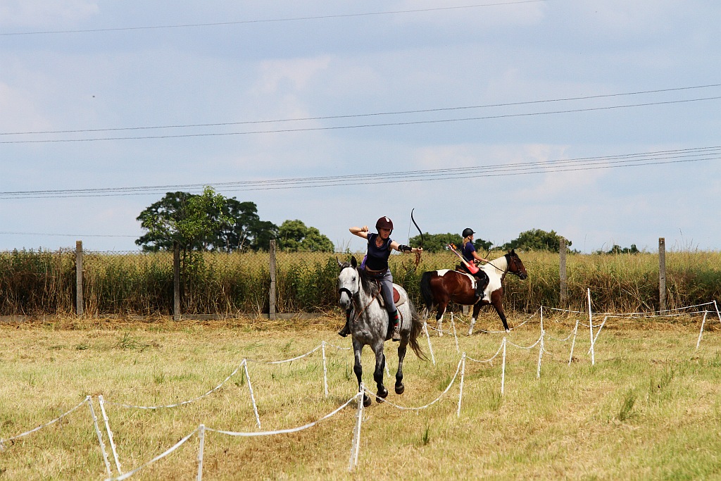Zawodnicy trenują przed sobotnimi zawodami w łucznictwie