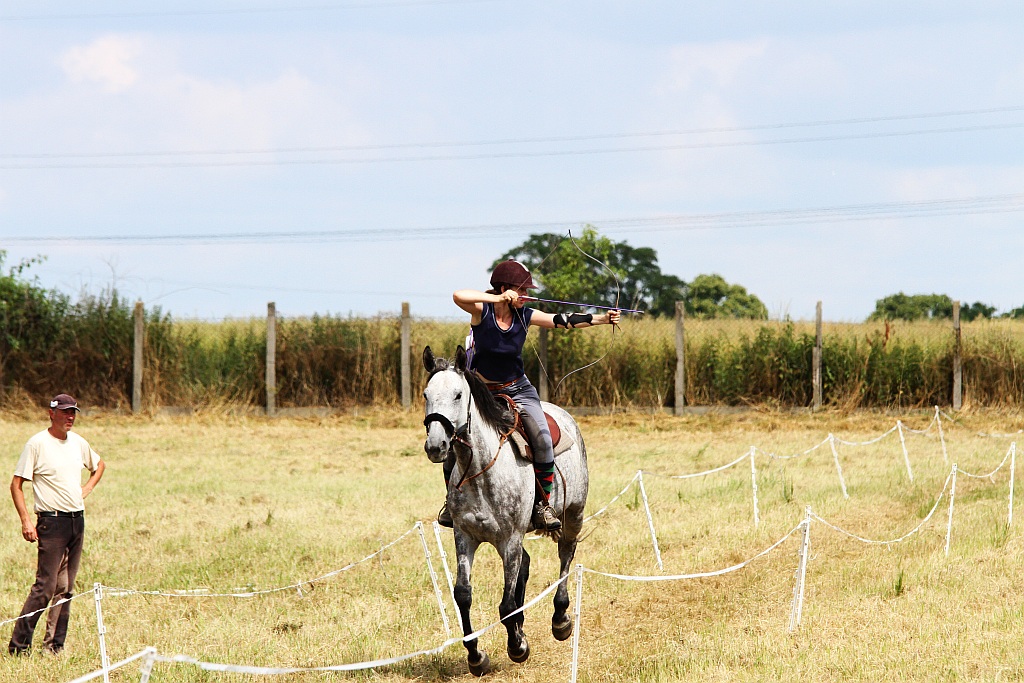 Zawodnicy trenują przed sobotnimi zawodami w łucznictwie