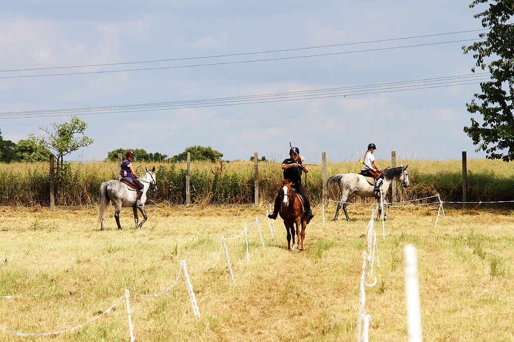 Zawodnicy trenują przed sobotnimi zawodami w łucznictwie