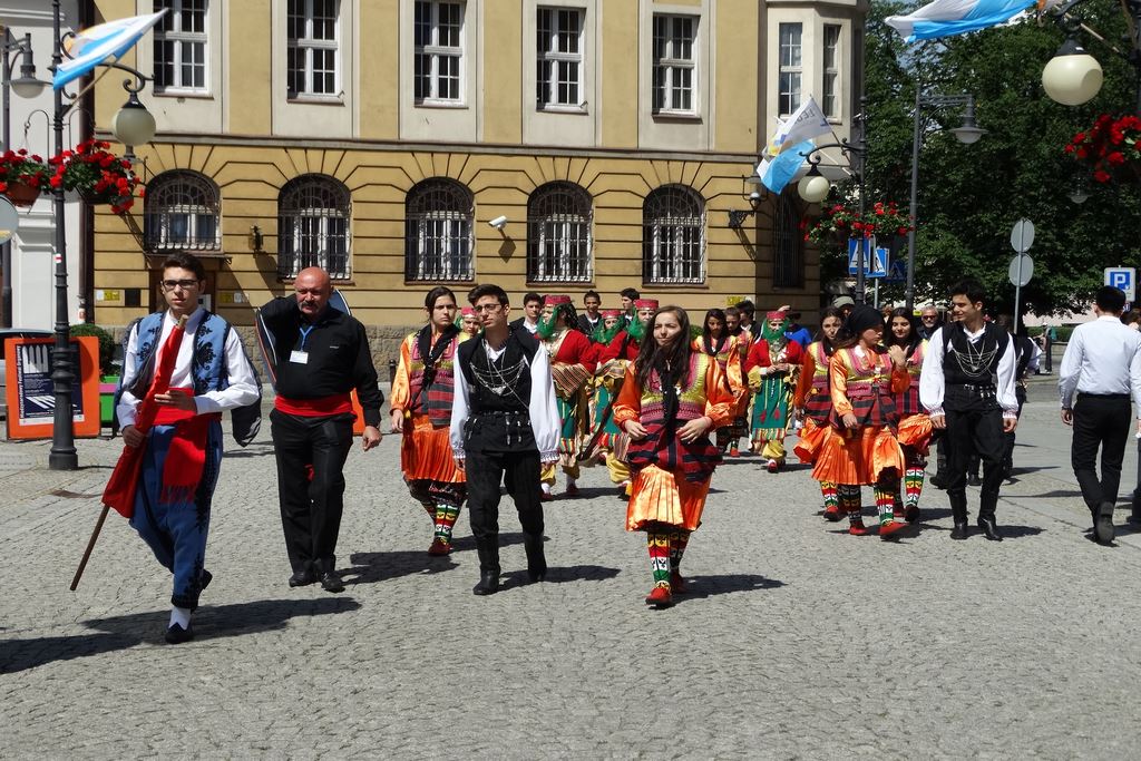 Barwny korowód folklorystyczny przeszedł przez Legnicę