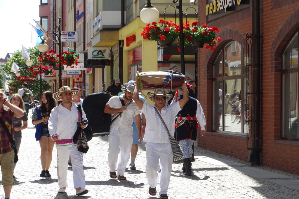 Barwny korowód folklorystyczny przeszedł przez Legnicę