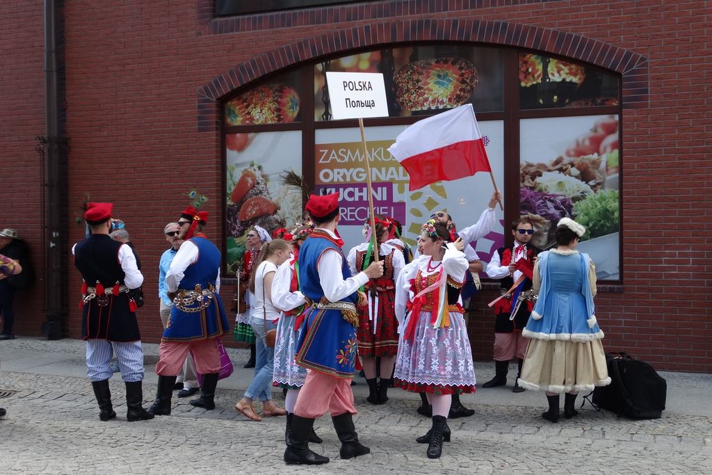 Barwny korowód folklorystyczny przeszedł przez Legnicę
