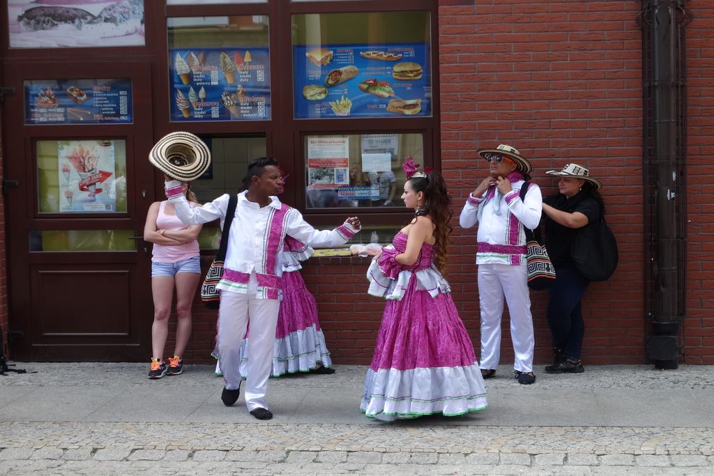 Barwny korowód folklorystyczny przeszedł przez Legnicę
