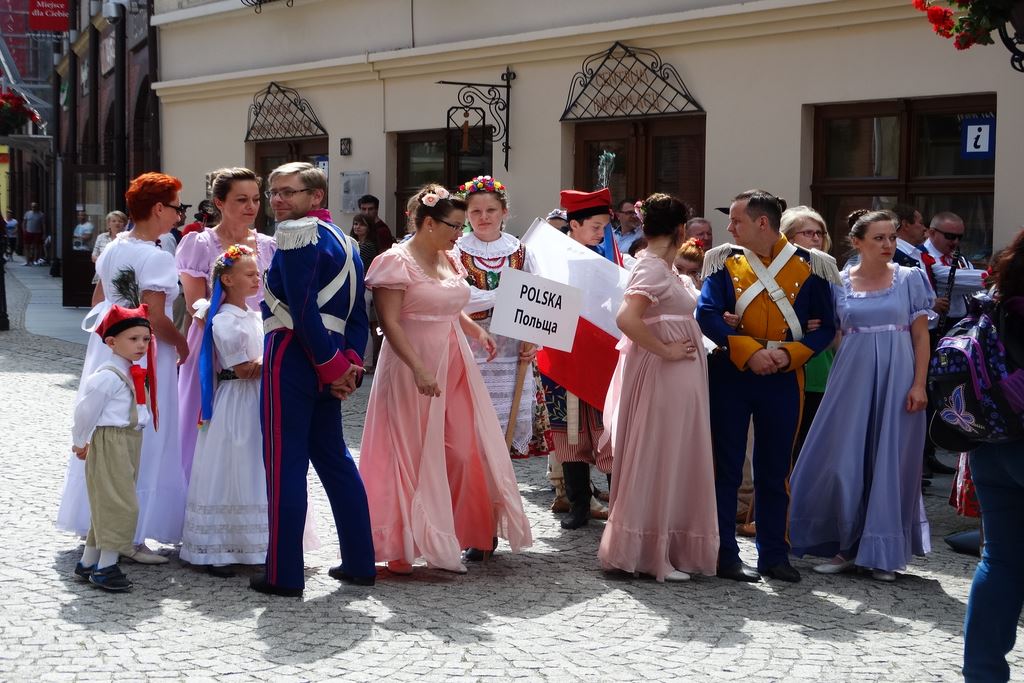 Barwny korowód folklorystyczny przeszedł przez Legnicę