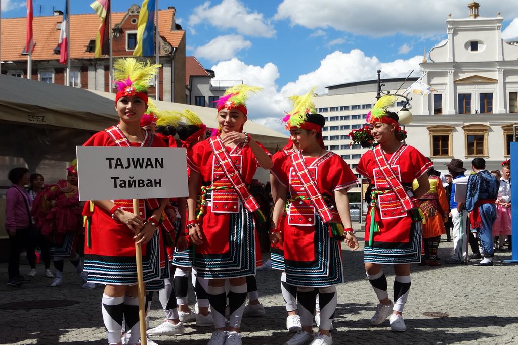 Barwny korowód folklorystyczny przeszedł przez Legnicę