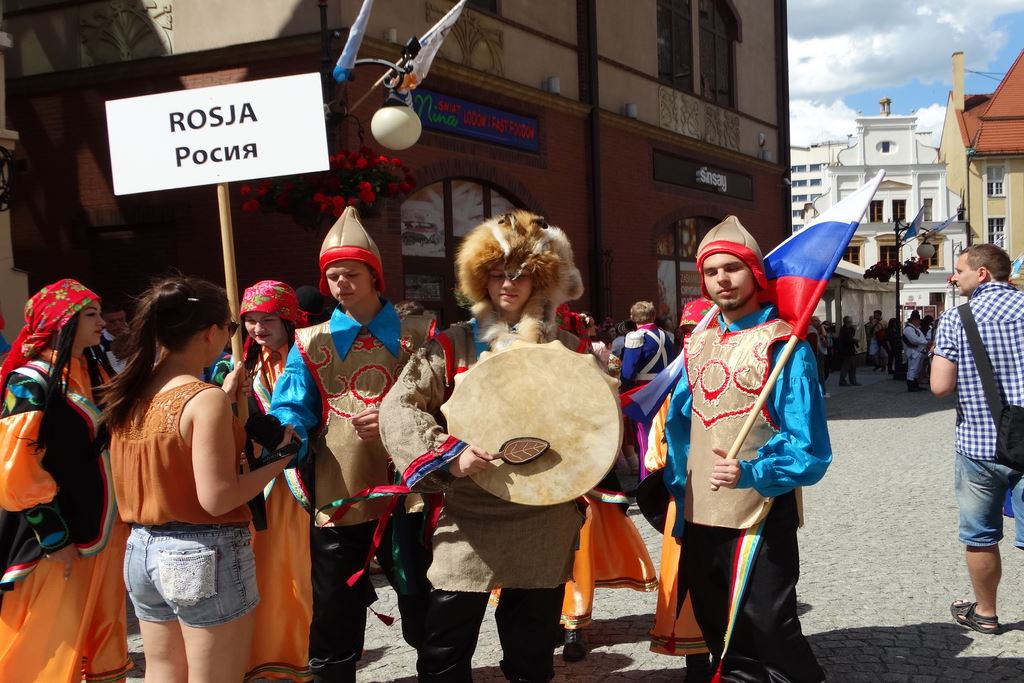 Barwny korowód folklorystyczny przeszedł przez Legnicę