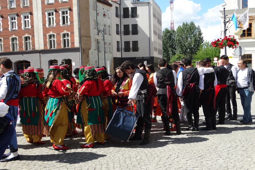 Barwny korowód folklorystyczny przeszedł przez Legnicę