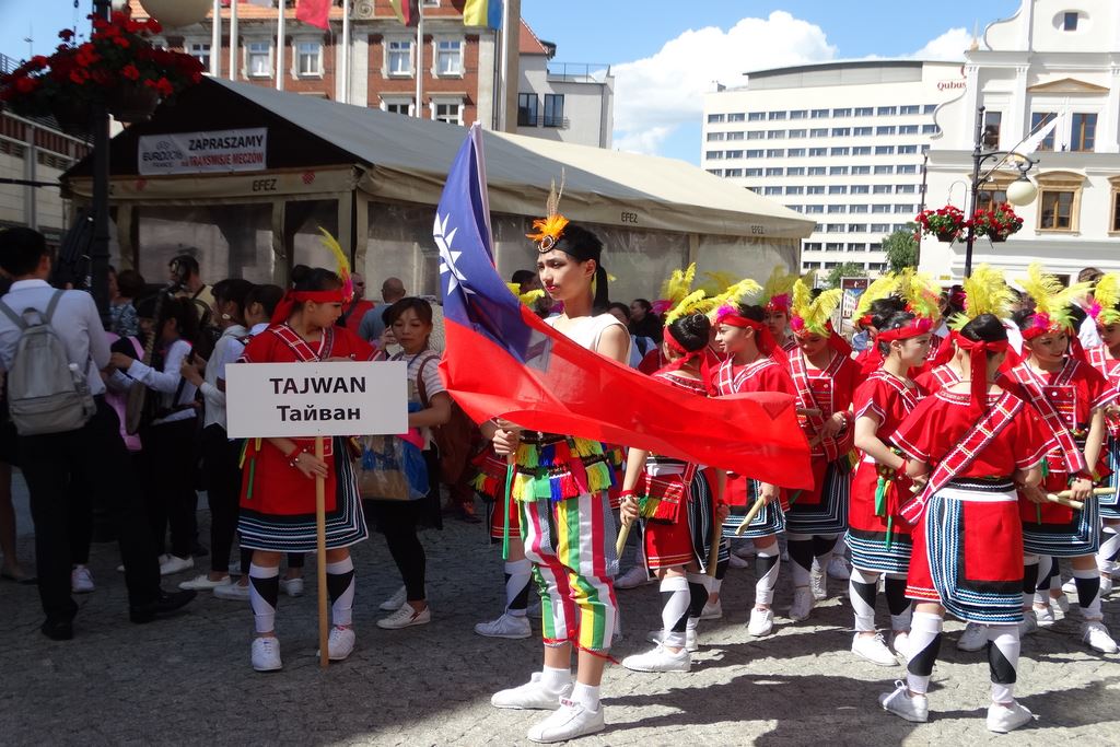 Barwny korowód folklorystyczny przeszedł przez Legnicę