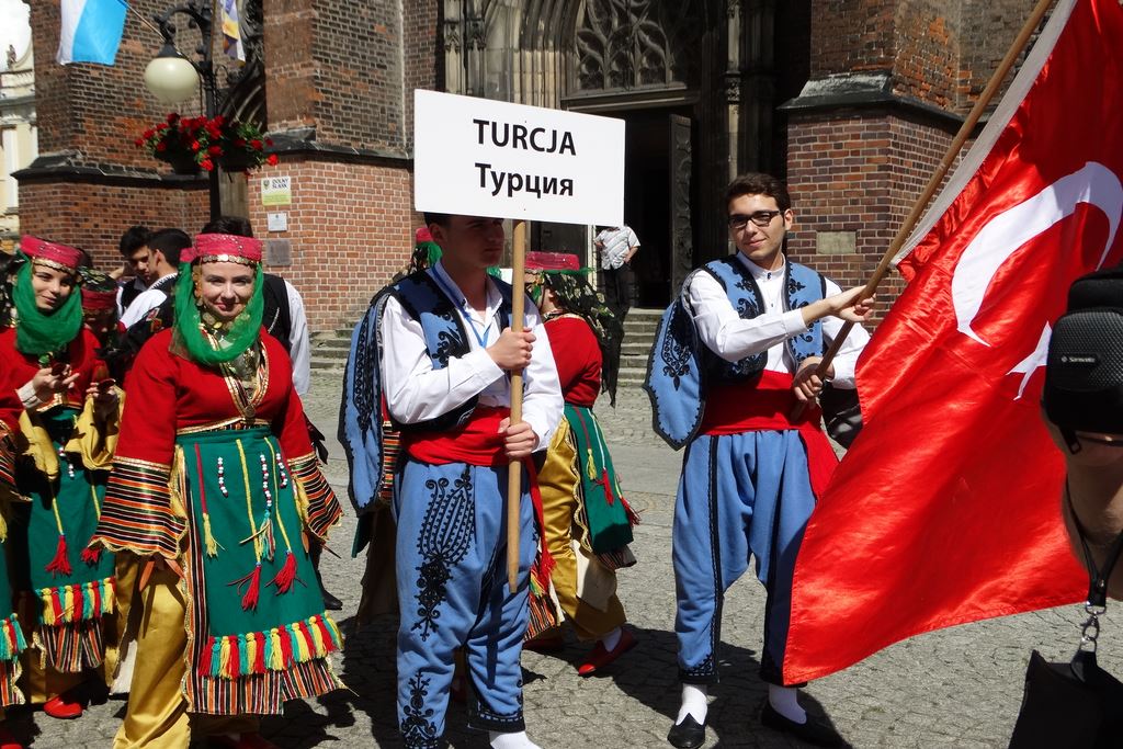 Barwny korowód folklorystyczny przeszedł przez Legnicę
