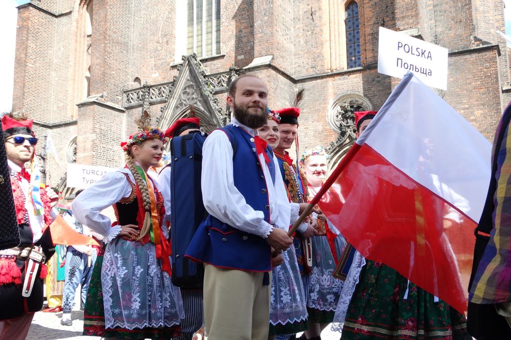 Barwny korowód folklorystyczny przeszedł przez Legnicę