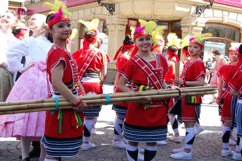 Barwny korowód folklorystyczny przeszedł przez Legnicę