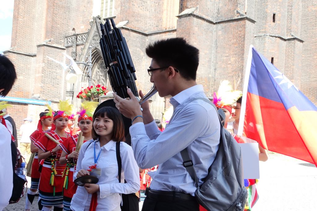 Barwny korowód folklorystyczny przeszedł przez Legnicę