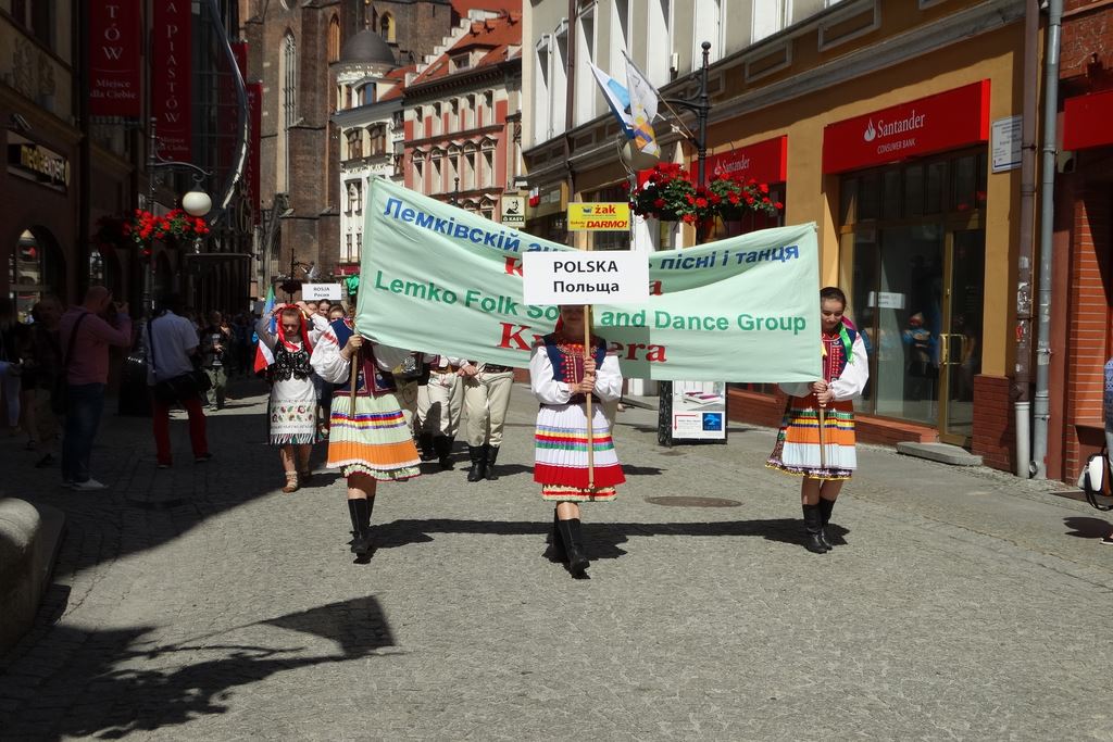 Barwny korowód folklorystyczny przeszedł przez Legnicę
