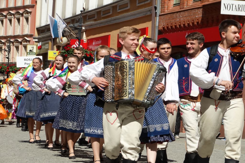 Barwny korowód folklorystyczny przeszedł przez Legnicę