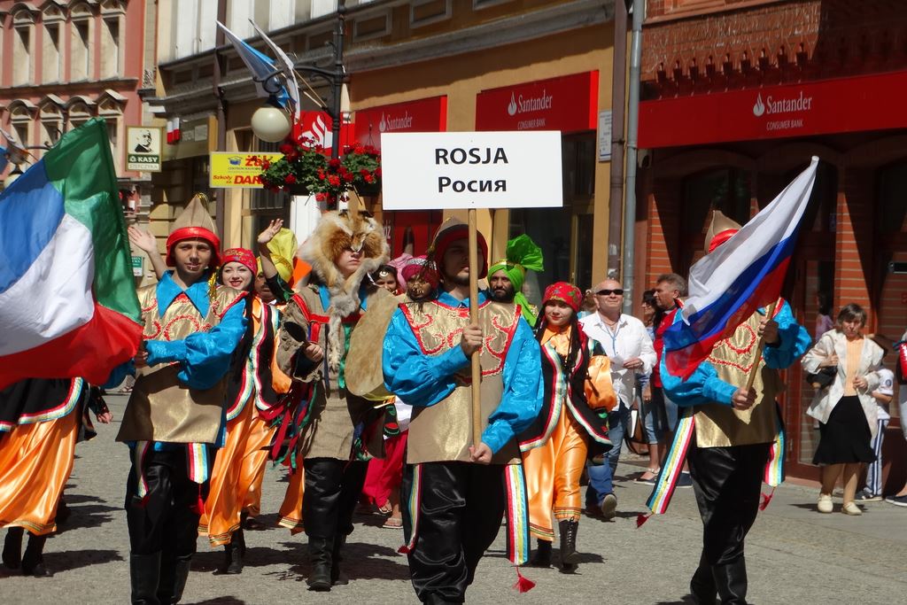 Barwny korowód folklorystyczny przeszedł przez Legnicę
