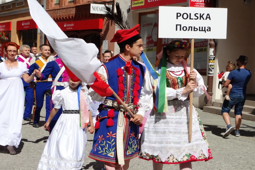 Barwny korowód folklorystyczny przeszedł przez Legnicę
