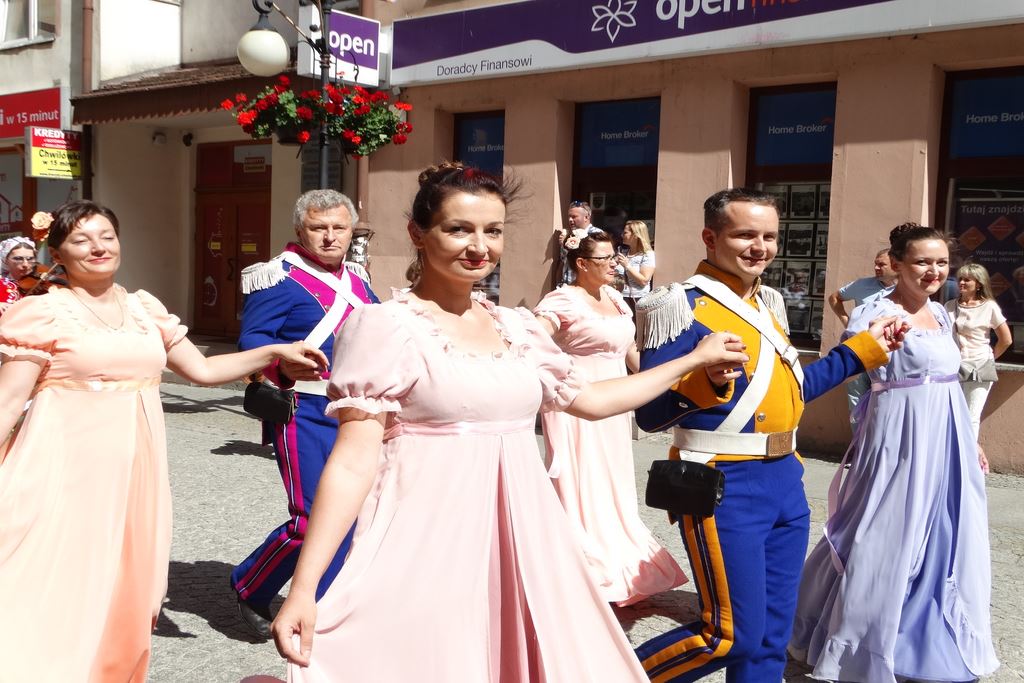 Barwny korowód folklorystyczny przeszedł przez Legnicę
