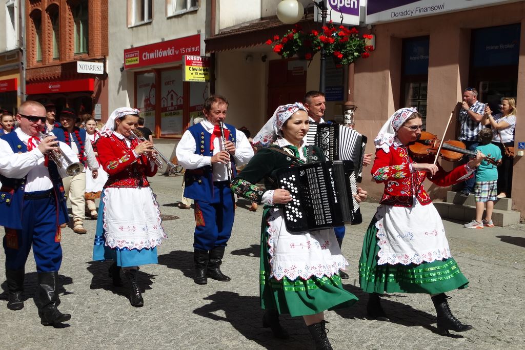Barwny korowód folklorystyczny przeszedł przez Legnicę