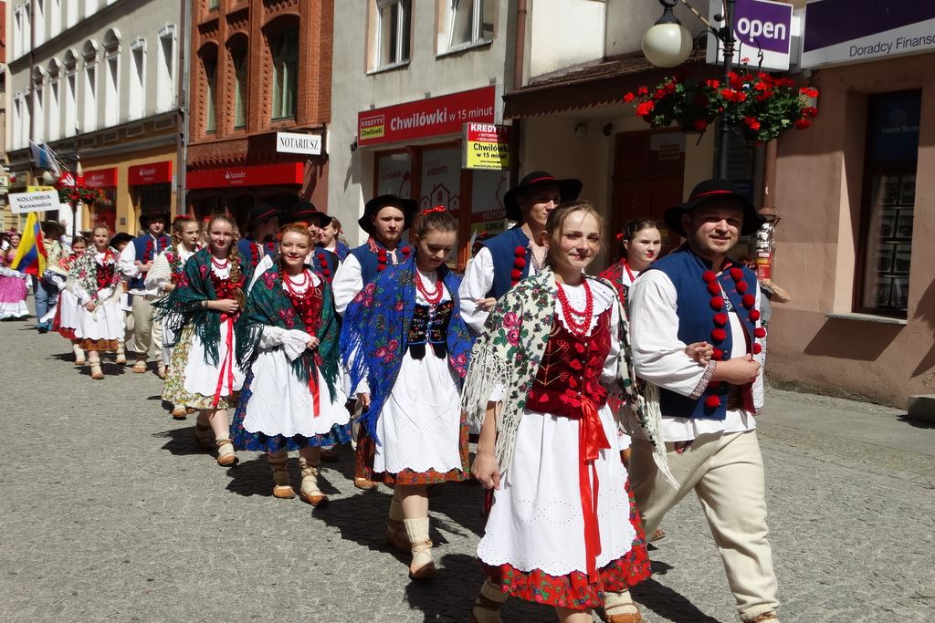 Barwny korowód folklorystyczny przeszedł przez Legnicę
