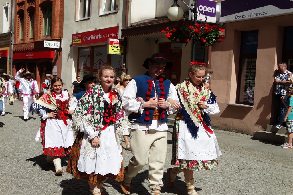 Barwny korowód folklorystyczny przeszedł przez Legnicę