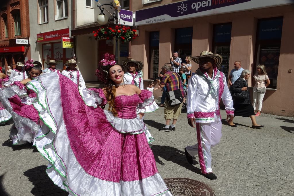 Barwny korowód folklorystyczny przeszedł przez Legnicę