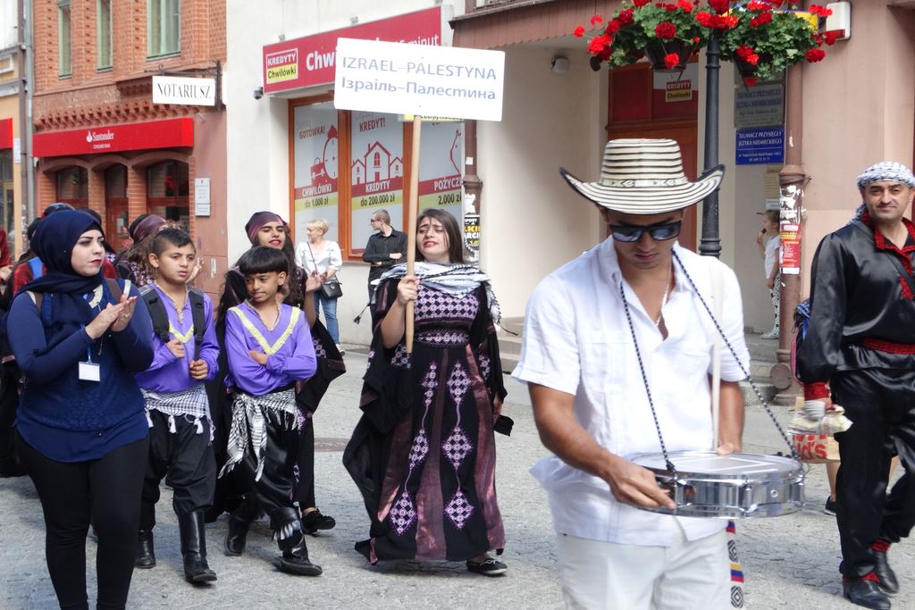 Barwny korowód folklorystyczny przeszedł przez Legnicę