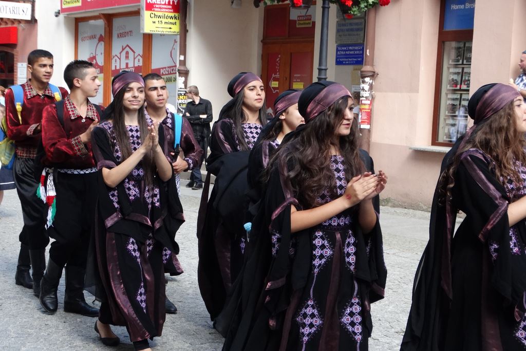 Barwny korowód folklorystyczny przeszedł przez Legnicę
