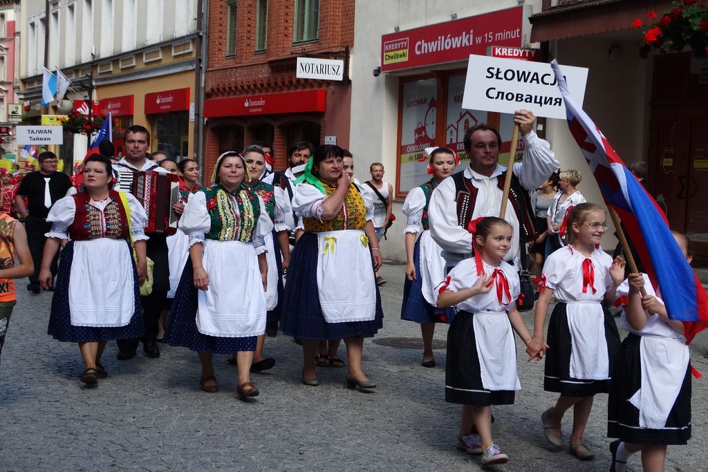 Barwny korowód folklorystyczny przeszedł przez Legnicę