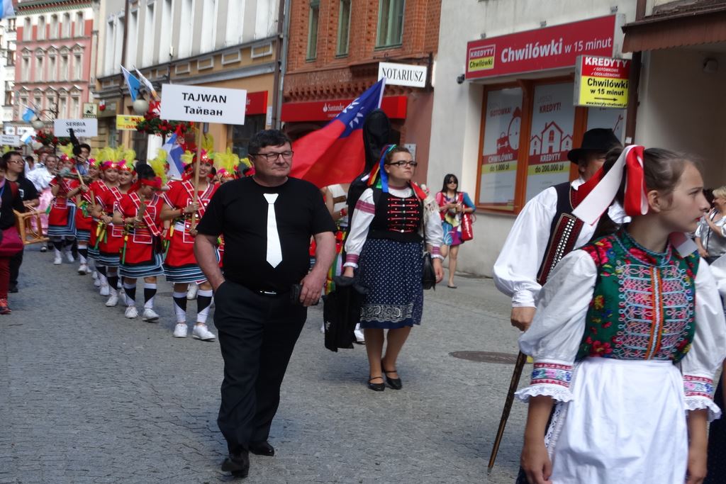 Barwny korowód folklorystyczny przeszedł przez Legnicę