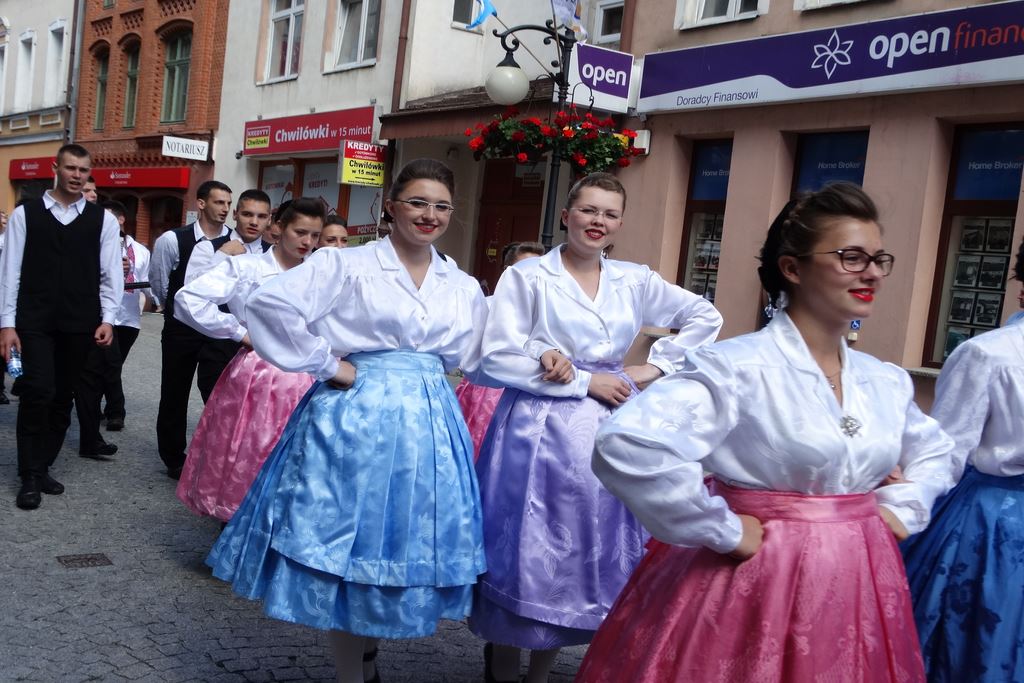 Barwny korowód folklorystyczny przeszedł przez Legnicę