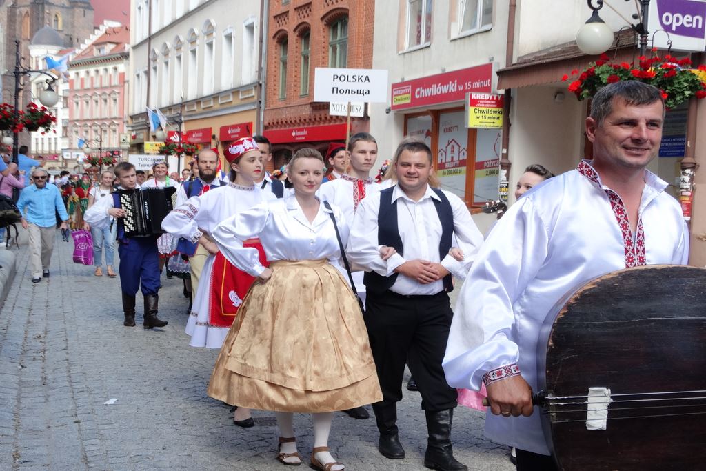 Barwny korowód folklorystyczny przeszedł przez Legnicę