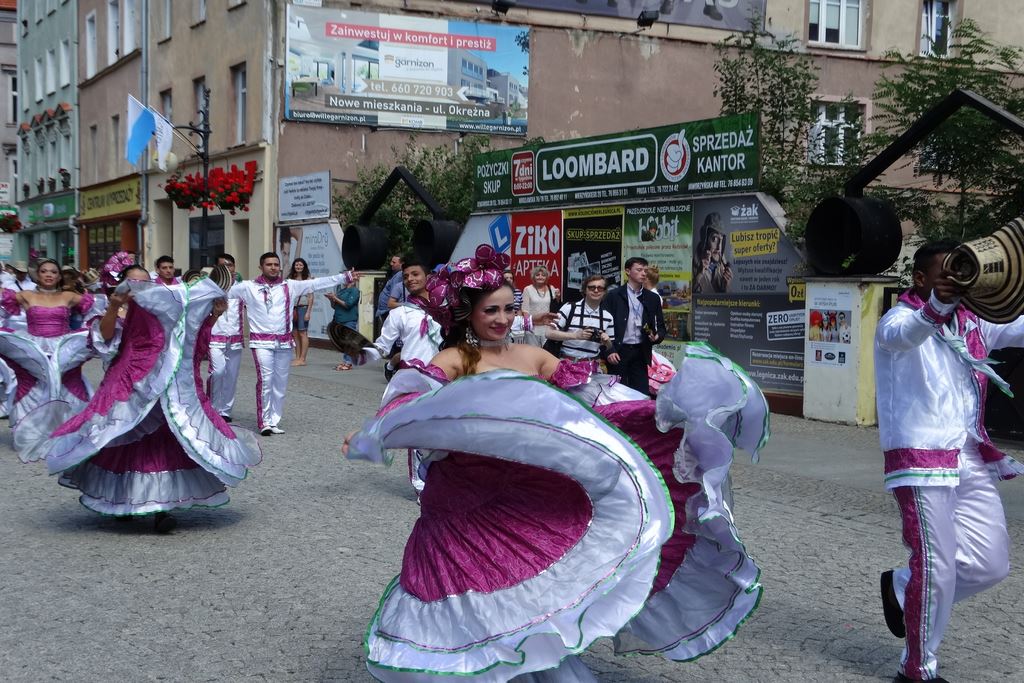 Barwny korowód folklorystyczny przeszedł przez Legnicę