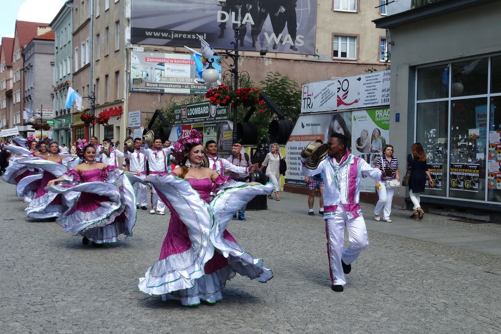 Barwny korowód folklorystyczny przeszedł przez Legnicę