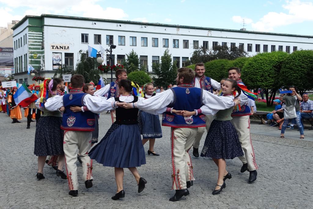 Barwny korowód folklorystyczny przeszedł przez Legnicę