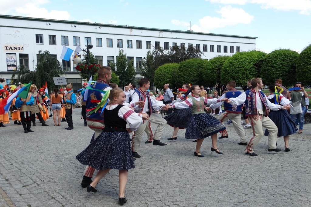 Barwny korowód folklorystyczny przeszedł przez Legnicę